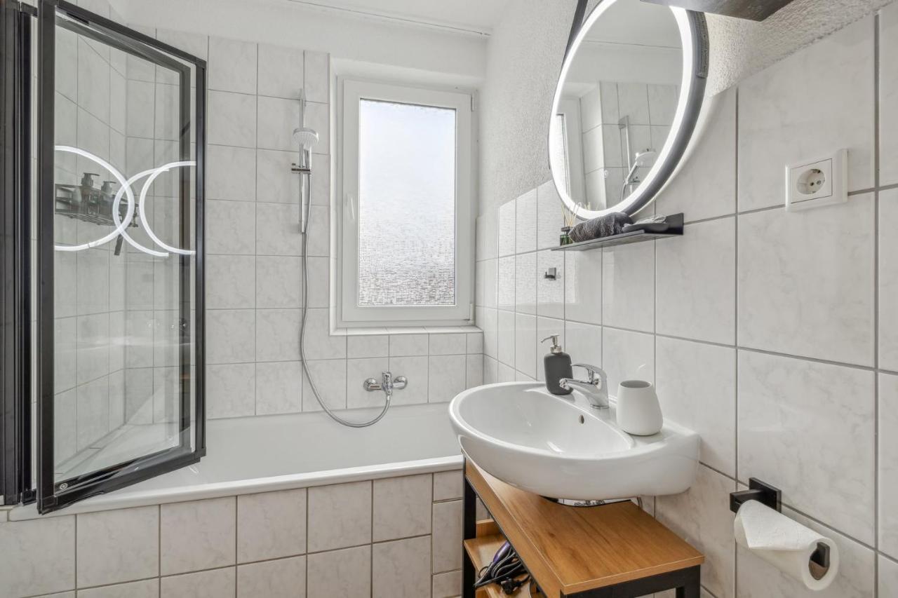 Ferienwohnung Amalfi A02 - 2 Zi Fuer 4P - Balkon, Smart Tv, Boxspringbett Kaiserslautern Exterior foto